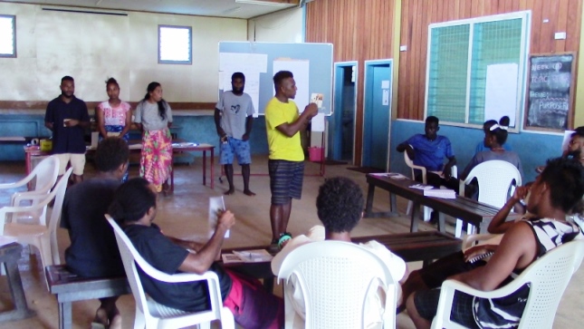 Noro Participant explaining a pictures to the trainers